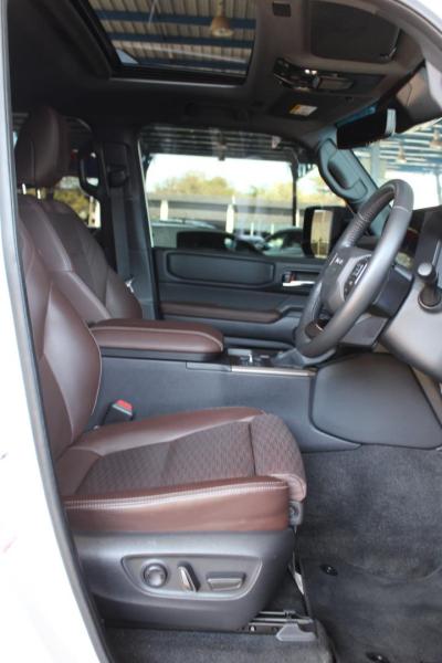 o9yPKLUW09_Crop800x600